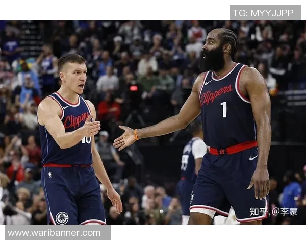 火箭与快船季后赛第四场激战回顾球迷热情高涨精彩瞬间不容错过